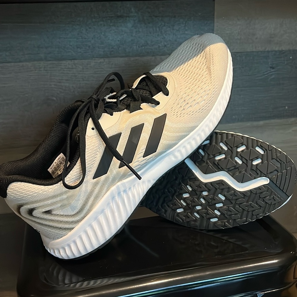 Like new! Adidas Aerobounce Men’s shoes.